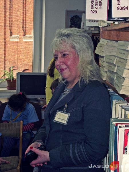 Maria Tomasik w jasielskiej bibliotece pedagogicznej