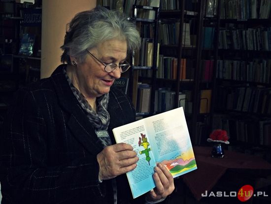 Maria Tomasik w jasielskiej bibliotece pedagogicznej