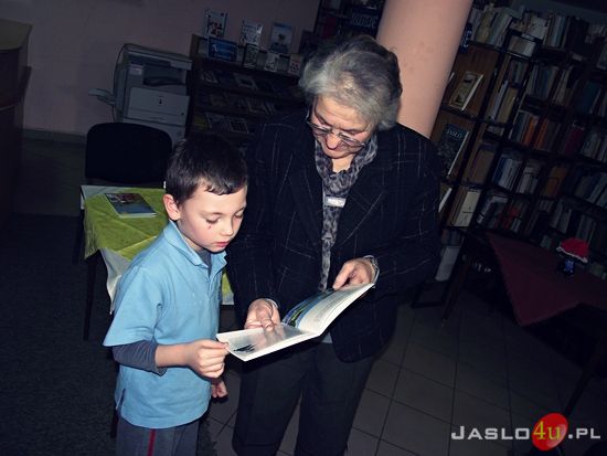 Maria Tomasik w jasielskiej bibliotece pedagogicznej