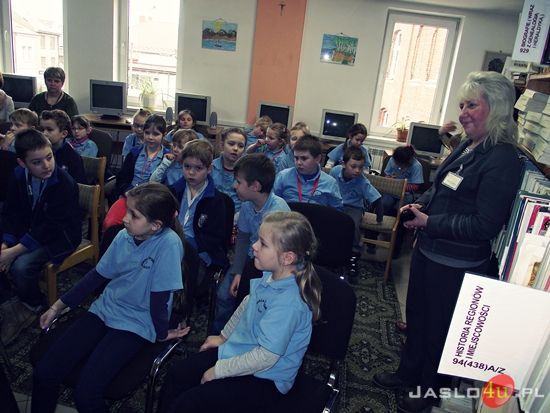 Maria Tomasik w jasielskiej bibliotece pedagogicznej