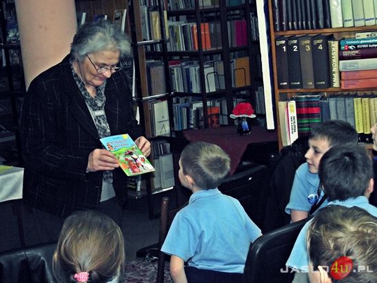 Maria Tomasik w jasielskiej bibliotece pedagogicznej
