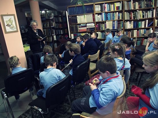 Maria Tomasik w jasielskiej bibliotece pedagogicznej