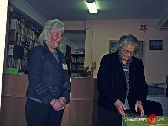 Maria Tomasik w jasielskiej bibliotece pedagogicznej