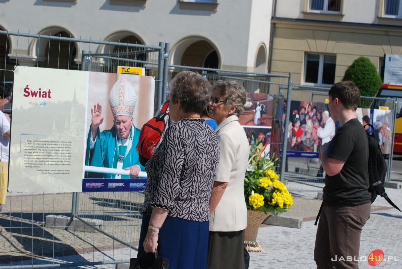 Wernisaż wystawy plenerowej "Święty Jan Paweł II i Rodzina"