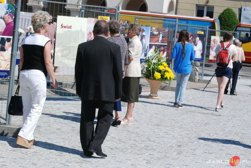 Wernisaż wystawy plenerowej "Święty Jan Paweł II i Rodzina"