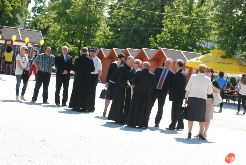 Wernisaż wystawy plenerowej "Święty Jan Paweł II i Rodzina"
