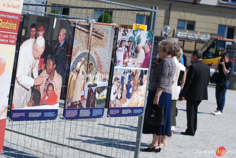Wernisaż wystawy plenerowej "Święty Jan Paweł II i Rodzina"