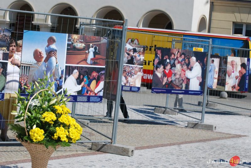 Wernisaż wystawy plenerowej "Święty Jan Paweł II i Rodzina"