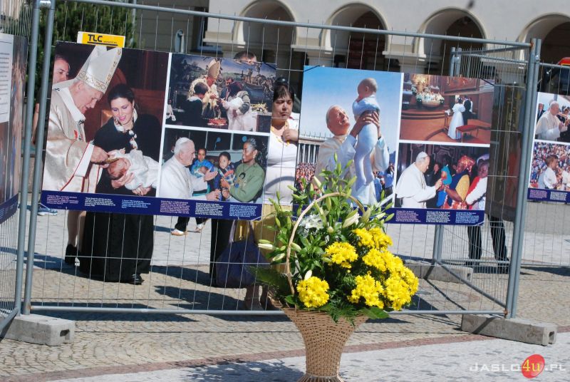 Wernisaż wystawy plenerowej "Święty Jan Paweł II i Rodzina"