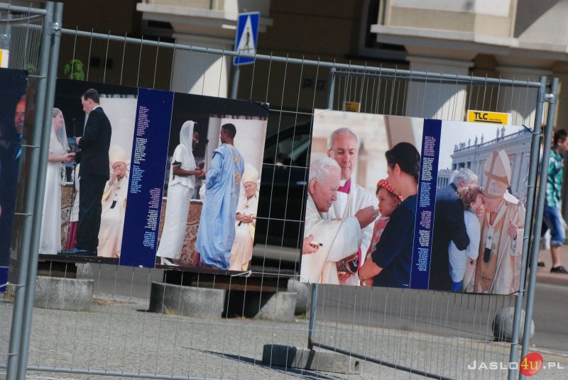 Wernisaż wystawy plenerowej "Święty Jan Paweł II i Rodzina"