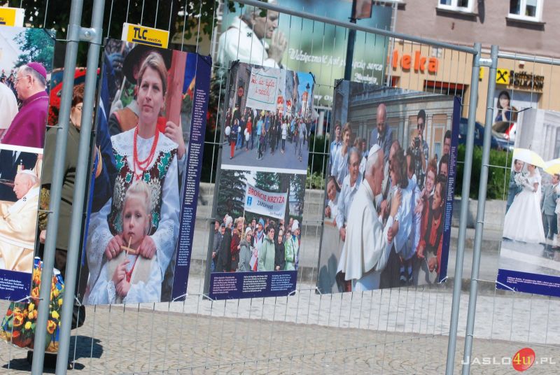 Wernisaż wystawy plenerowej "Święty Jan Paweł II i Rodzina"