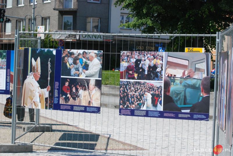 Wernisaż wystawy plenerowej "Święty Jan Paweł II i Rodzina"
