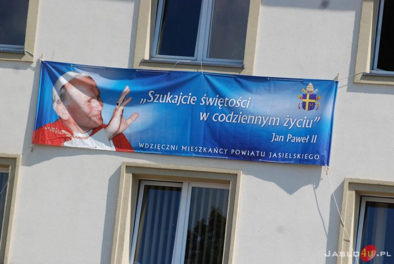 Wernisaż wystawy plenerowej "Święty Jan Paweł II i Rodzina"