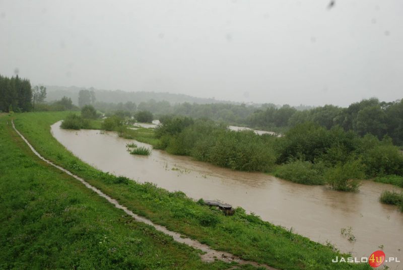 Wezbrane rzeki i zalane drogi w Jaśle