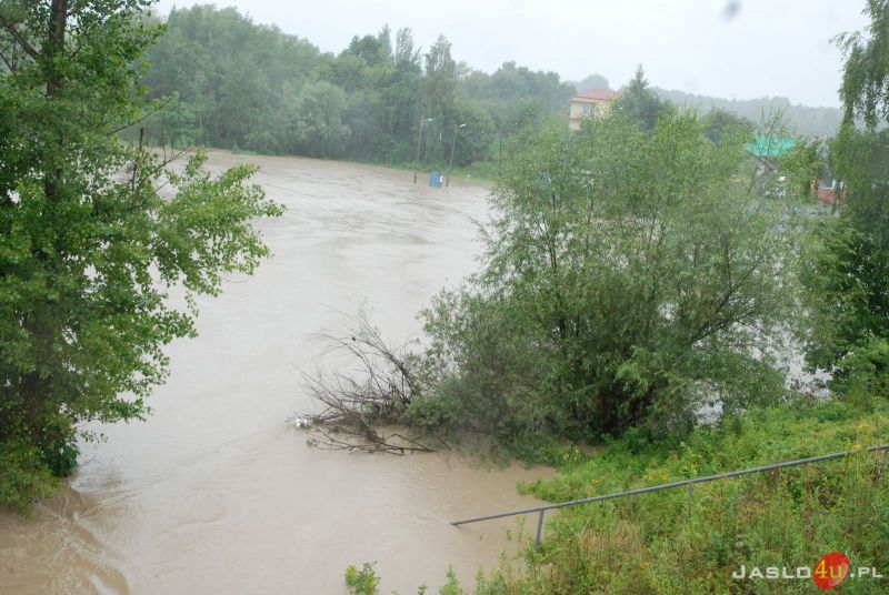 Wezbrane rzeki i zalane drogi w Jaśle