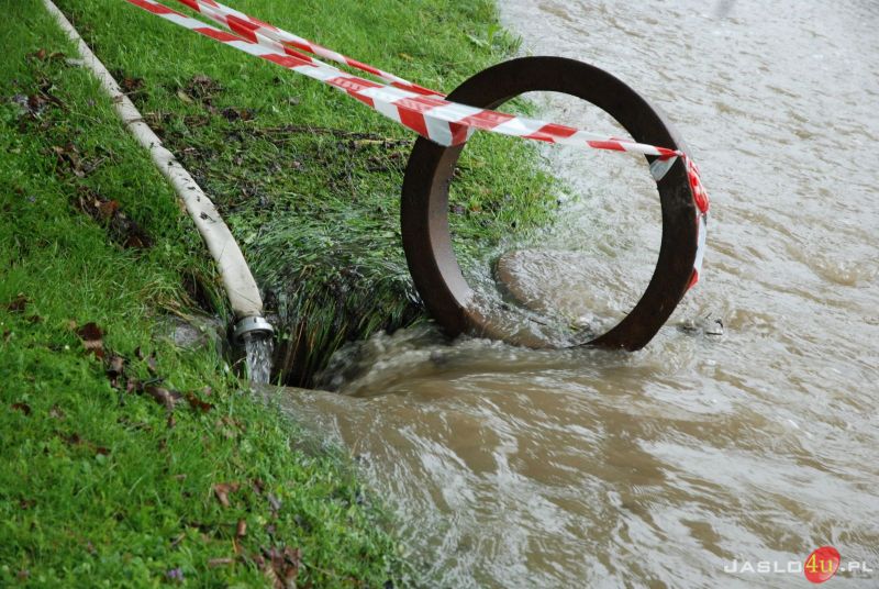 Wezbrane rzeki i zalane drogi w Jaśle