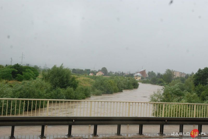 Wezbrane rzeki i zalane drogi w Jaśle