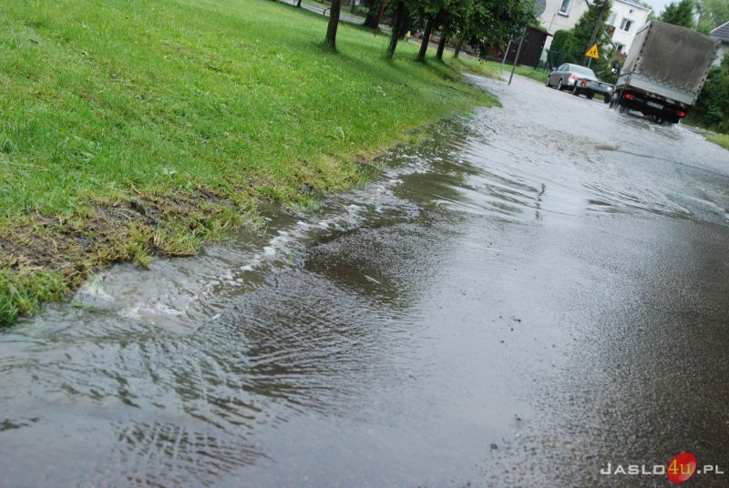 Wezbrane rzeki i zalane drogi w Jaśle