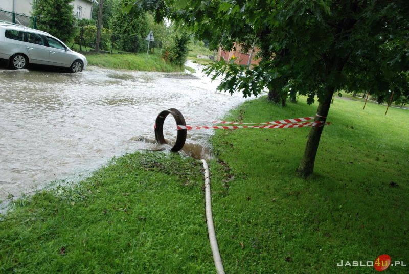 Wezbrane rzeki i zalane drogi w Jaśle