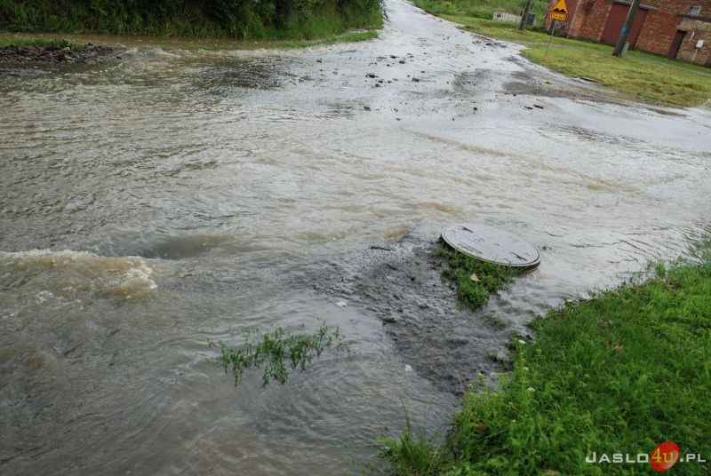 Wezbrane rzeki i zalane drogi w Jaśle