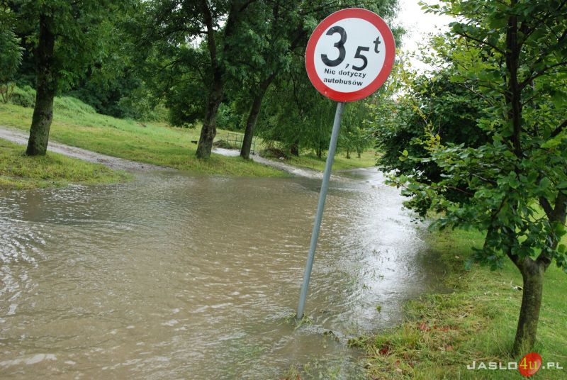 Wezbrane rzeki i zalane drogi w Jaśle