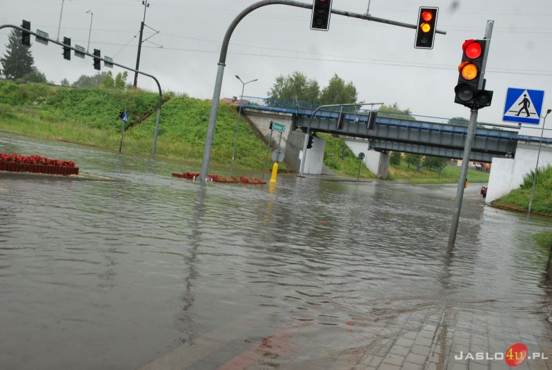 Wezbrane rzeki i zalane drogi w Jaśle