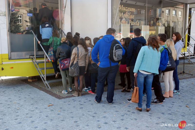 Mobilne Muzeum Jana Pawła II na płycie jasielskiego rynku