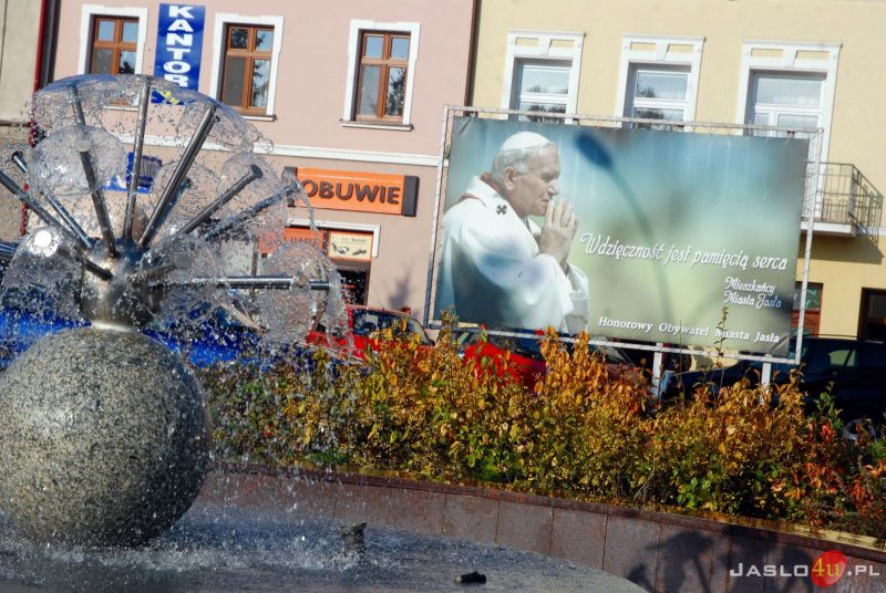 Mobilne Muzeum Jana Pawła II na płycie jasielskiego rynku
