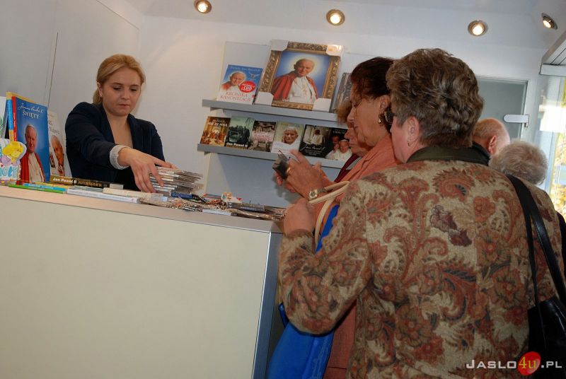 Mobilne Muzeum Jana Pawła II na płycie jasielskiego rynku