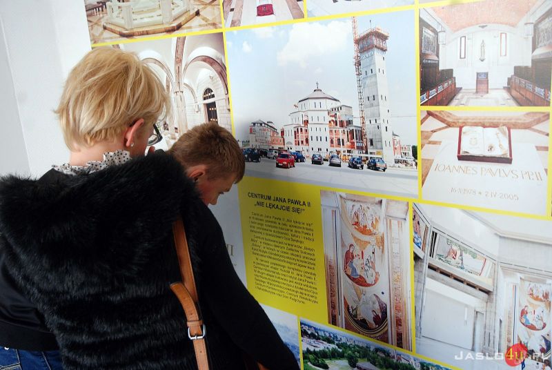 Mobilne Muzeum Jana Pawła II na płycie jasielskiego rynku