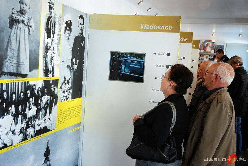 Mobilne Muzeum Jana Pawła II na płycie jasielskiego rynku