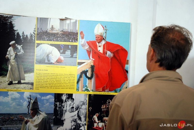 Mobilne Muzeum Jana Pawła II na płycie jasielskiego rynku