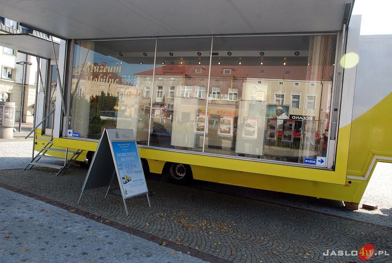 Mobilne Muzeum Jana Pawła II na płycie jasielskiego rynku