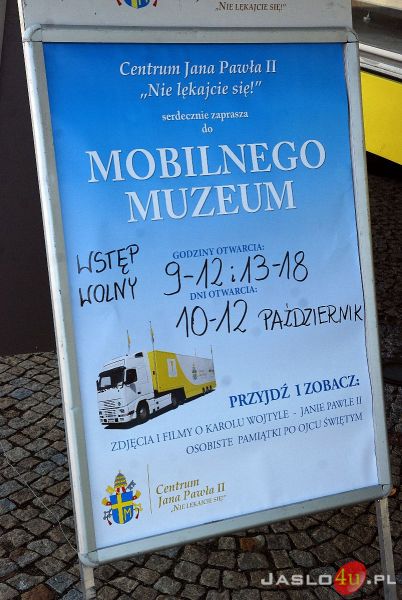 Mobilne Muzeum Jana Pawła II na płycie jasielskiego rynku