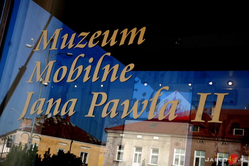 Mobilne Muzeum Jana Pawła II na płycie jasielskiego rynku