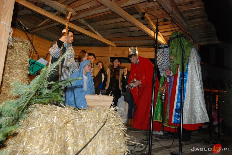 Żywa szopka i jasełka przy kościele oo. Franciszkanów