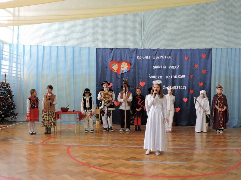 Wielopokoleniowa zabawa choinkowa  w Zespole Szkół Społecznych w Lipnicy Dolnej