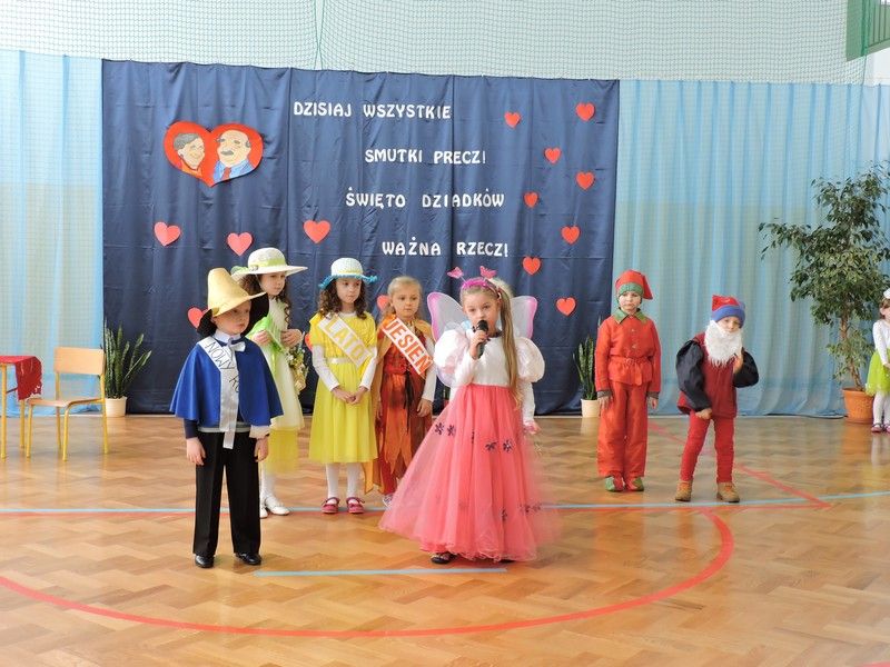 Wielopokoleniowa zabawa choinkowa  w Zespole Szkół Społecznych w Lipnicy Dolnej