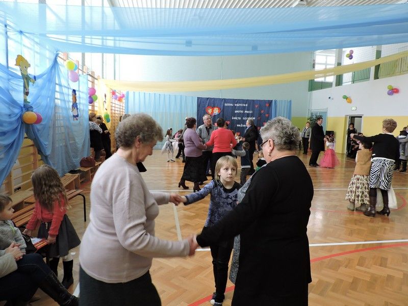 Wielopokoleniowa zabawa choinkowa  w Zespole Szkół Społecznych w Lipnicy Dolnej