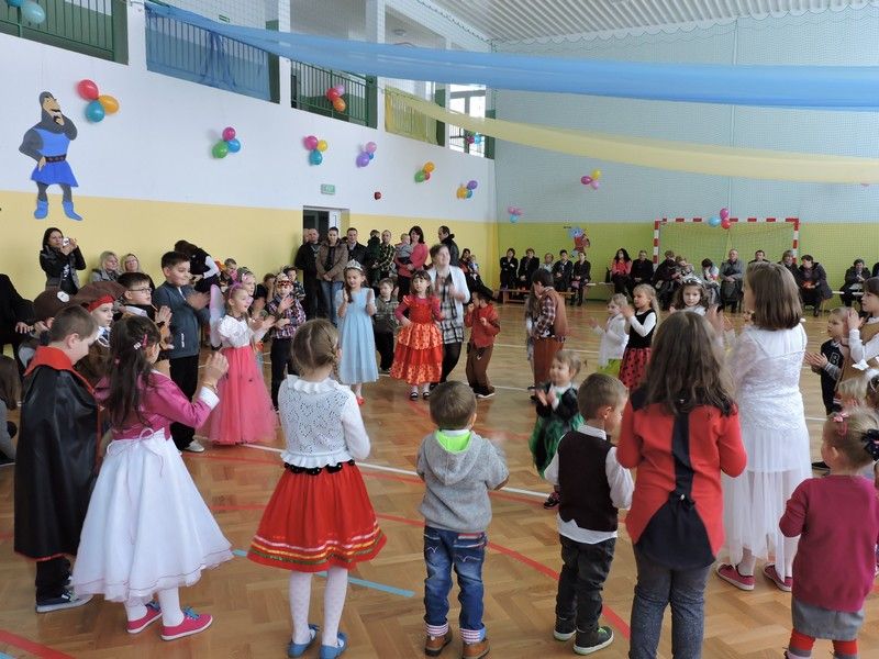 Wielopokoleniowa zabawa choinkowa  w Zespole Szkół Społecznych w Lipnicy Dolnej