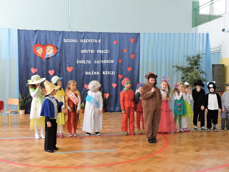 Wielopokoleniowa zabawa choinkowa  w Zespole Szkół Społecznych w Lipnicy Dolnej