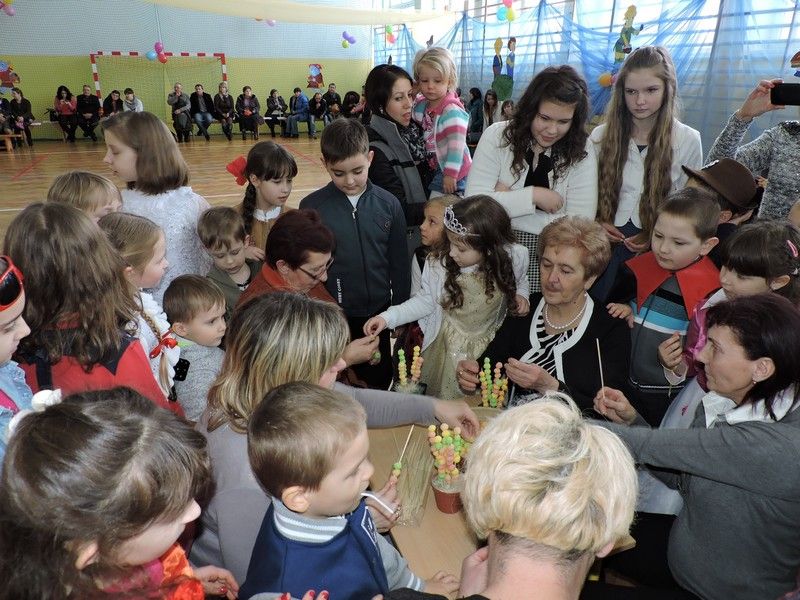 Wielopokoleniowa zabawa choinkowa  w Zespole Szkół Społecznych w Lipnicy Dolnej
