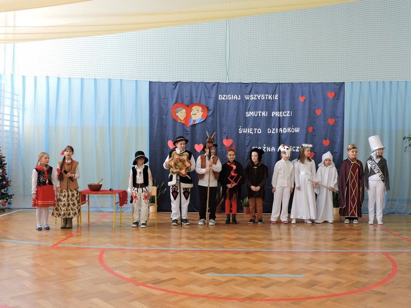 Wielopokoleniowa zabawa choinkowa  w Zespole Szkół Społecznych w Lipnicy Dolnej