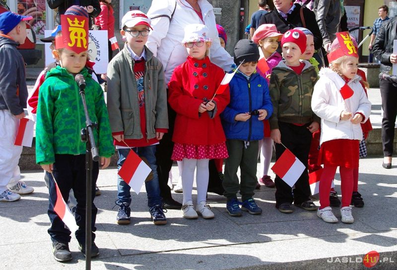 Korowód przedszkolaków z okazji 650 lecia Nadania Praw Miejskich Miastu Jasłu