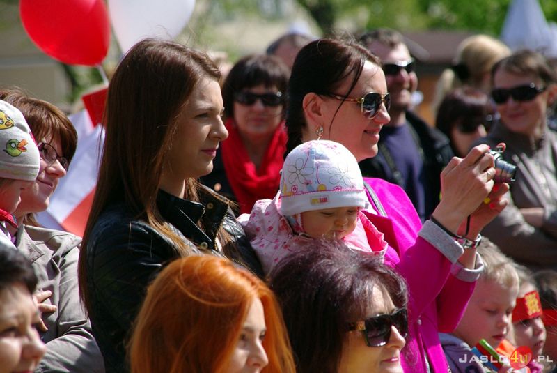 Korowód przedszkolaków z okazji 650 lecia Nadania Praw Miejskich Miastu Jasłu
