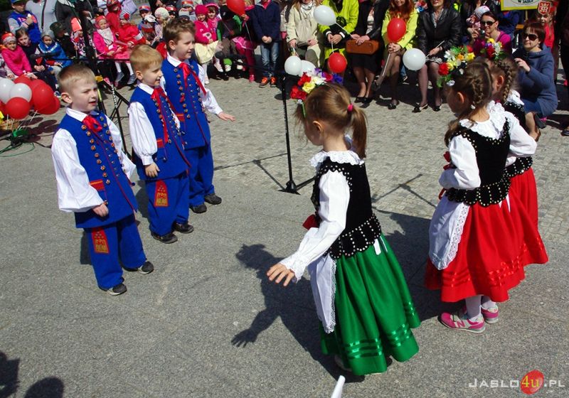 Korowód przedszkolaków z okazji 650 lecia Nadania Praw Miejskich Miastu Jasłu