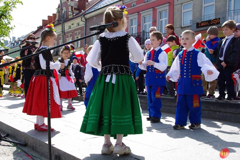 Korowód przedszkolaków z okazji 650 lecia Nadania Praw Miejskich Miastu Jasłu