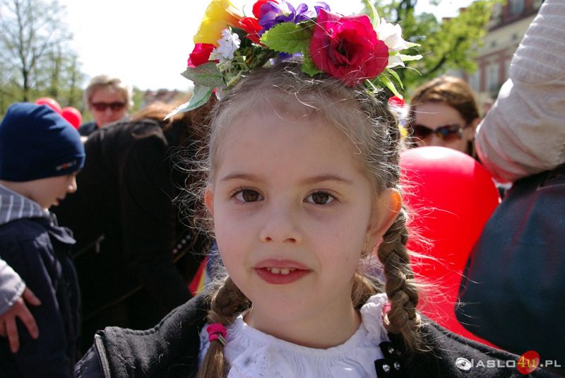 Korowód przedszkolaków z okazji 650 lecia Nadania Praw Miejskich Miastu Jasłu