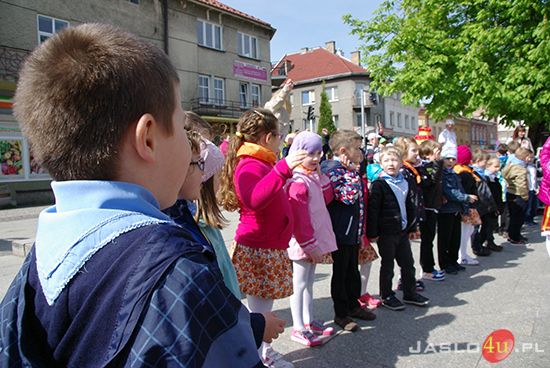Korowód przedszkolaków z okazji 650 lecia Nadania Praw Miejskich Miastu Jasłu