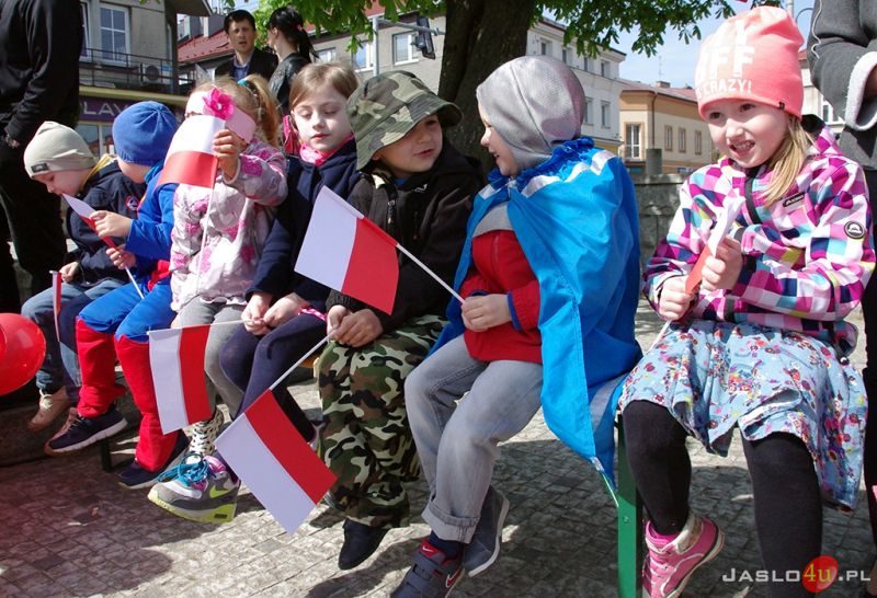 Korowód przedszkolaków z okazji 650 lecia Nadania Praw Miejskich Miastu Jasłu